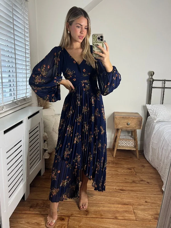 Maxi dresses for stylish family dinners -Toni Long Sleeved Pleated Maxi Dress / Navy Floral